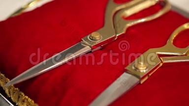 剪刀为<strong>剪彩</strong>特写，剪刀为盛大开口特写.. 红色枕头上的金色剪刀